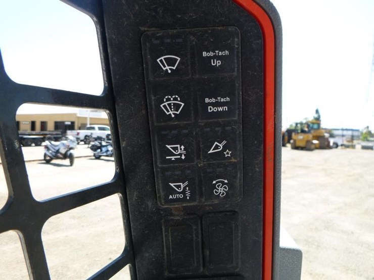 2024-bobcat-t64-image-10