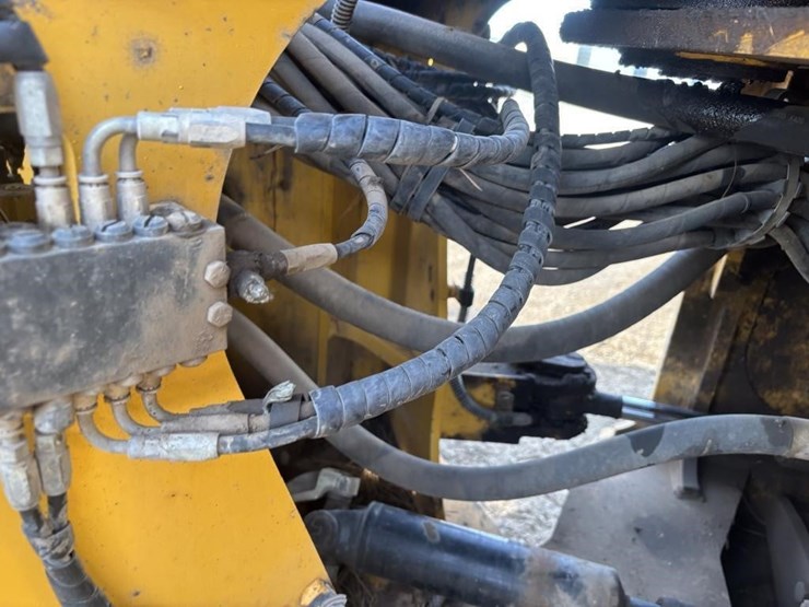 2005-deere-624j-image-28