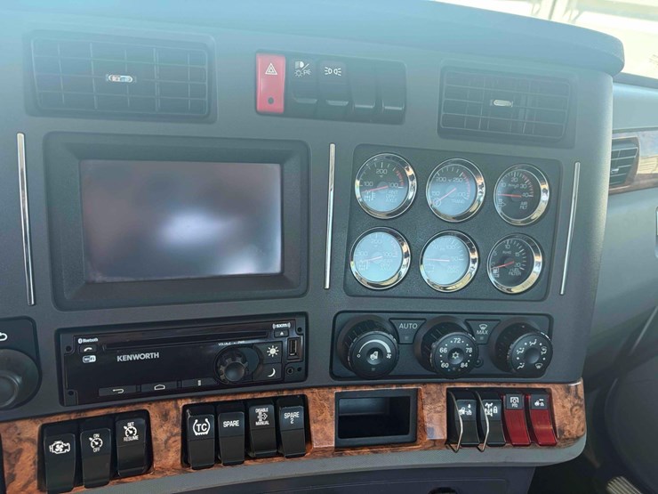 2020-kenworth-t680-image-12