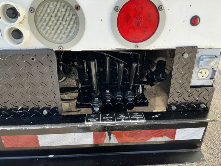 2012-freightliner-m2-106-image-14