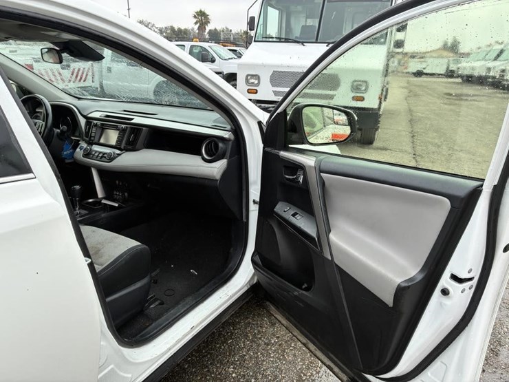 2018-toyota-rav4-image-10