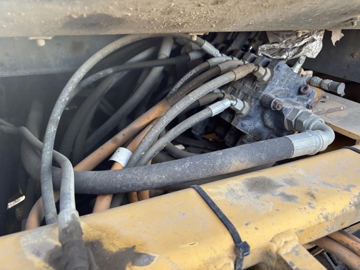 2010-deere-210lj-image-24