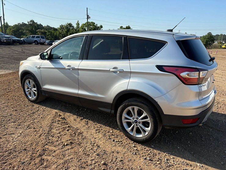 2017-ford-escape-se-image-2