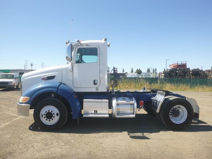 2013-peterbilt-384-image-5