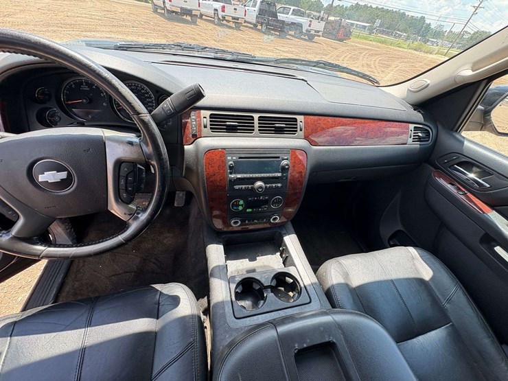 2012-chevrolet-suburban-1500-image-14