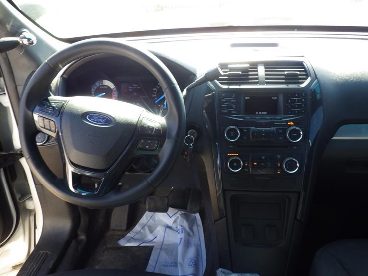 2016-ford-explorer-image-9