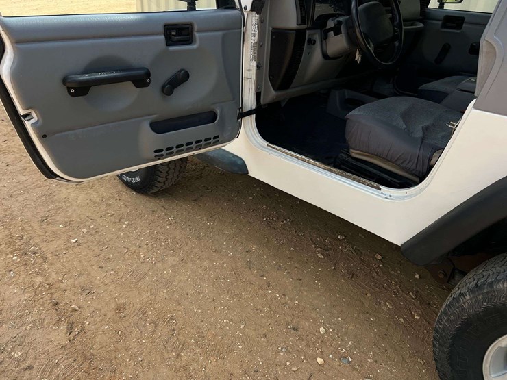 1999-jeep-wrangler-image-13