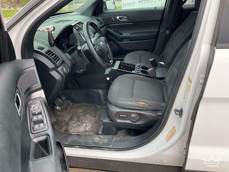 2017-ford-explorer-image-11