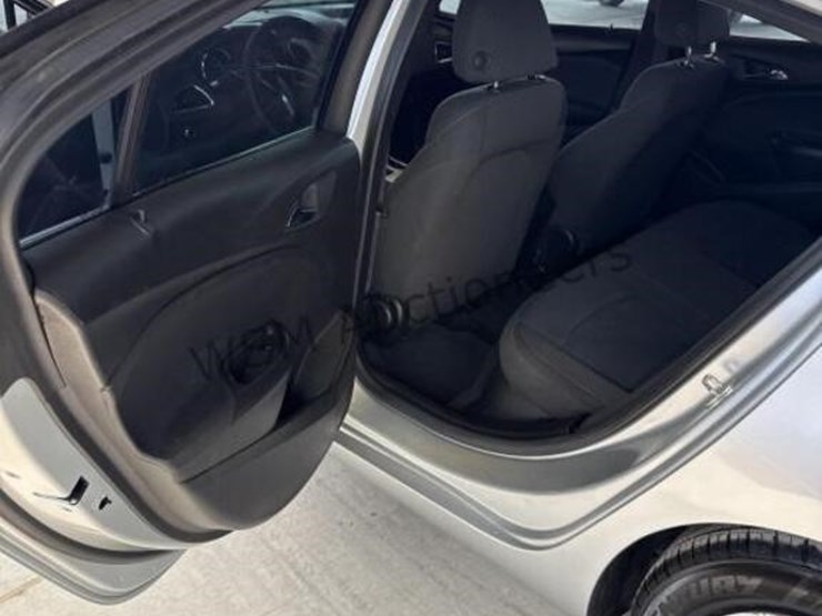 2017-chevrolet-cruze-ls-sdn-image-26