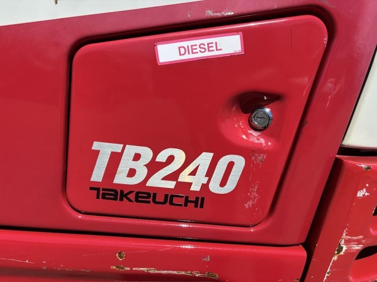 2016-takeuchi-tb240-image-40