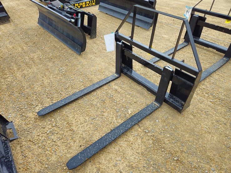#5135-•-2026-mower-king-sa-48"-pallet-fork-image-1