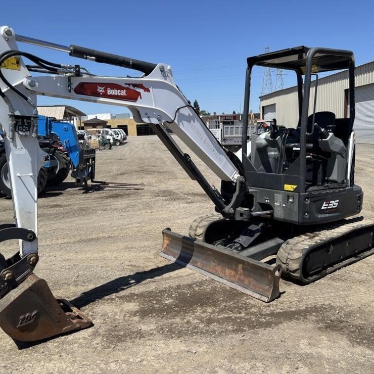 2022 BOBCAT E35