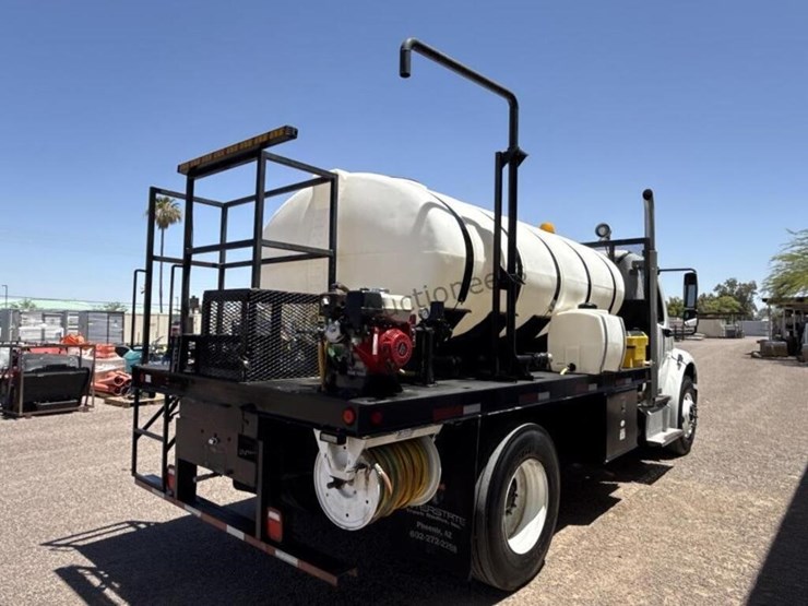2013-freightliner-m2-106-image-7