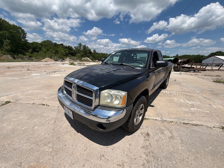 2005-dodge-dakota-image-1
