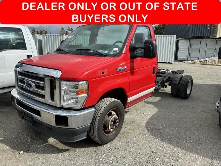 2022-ford-e350-image-1