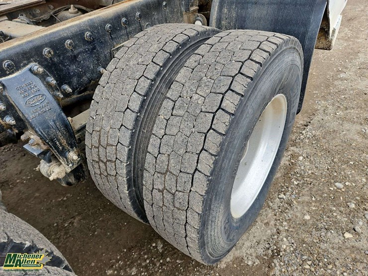 2015-peterbilt-567-image-13