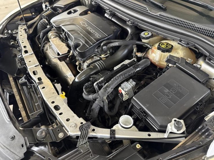 2017-chevrolet-cruze-ls-sdn-image-13