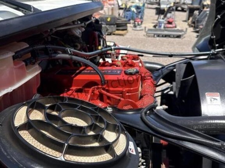 2013-freightliner-m2-106-image-29