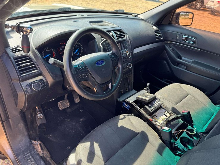 2016-ford-explorer-image-11