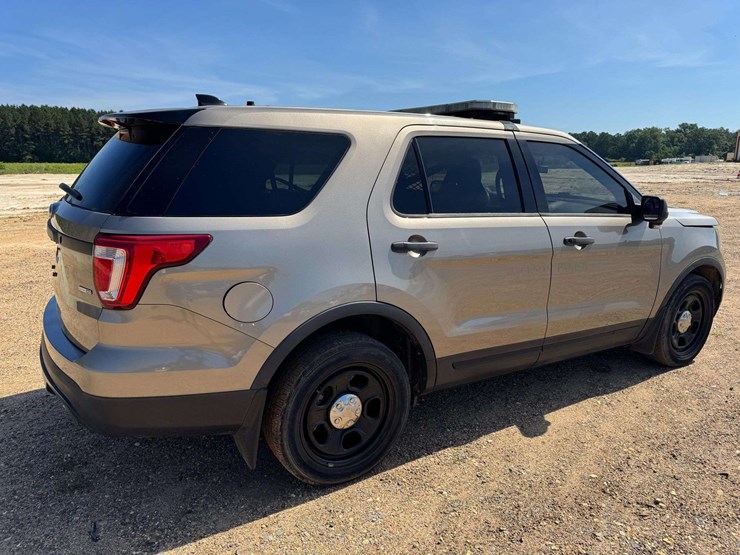 2016-ford-explorer-image-3