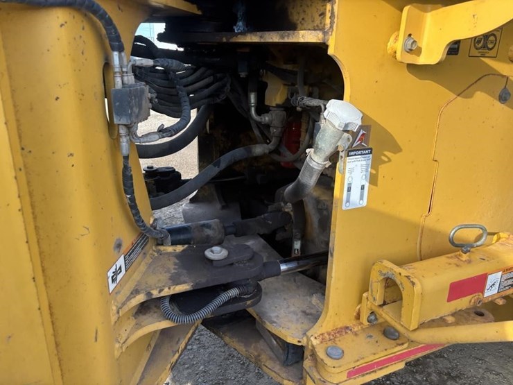 2005-deere-624j-image-23