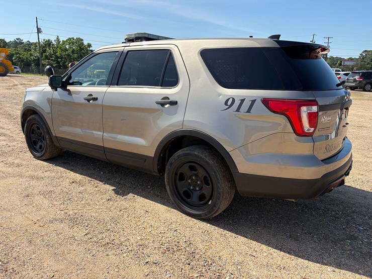 2016-ford-explorer-image-2
