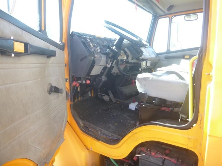 1996-freightliner-fl70-image-14