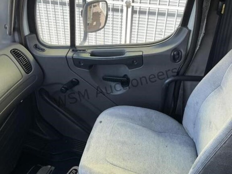 2012-freightliner-m2-106-image-35