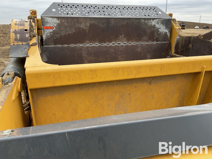 2020-deere-2412e-image-18