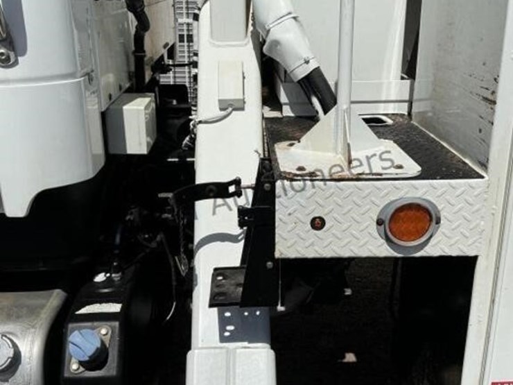2011-freightliner-m2-106-image-12
