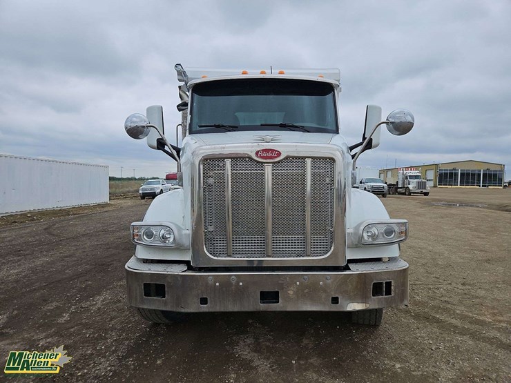 2015-peterbilt-567-image-5