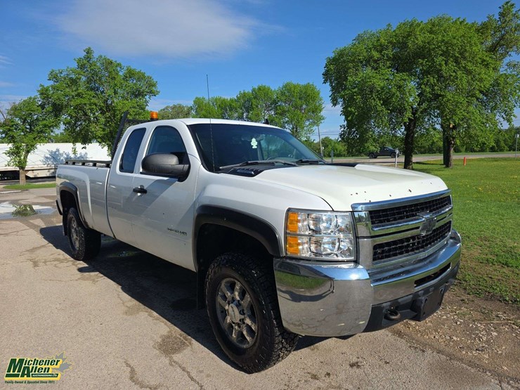 2011-chevrolet-silverado-3500hd-image-2