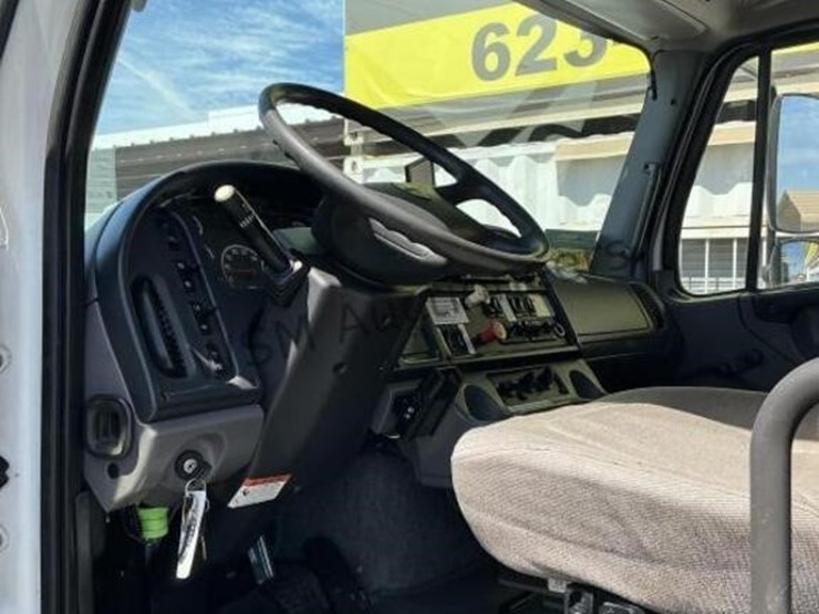2011-freightliner-m2-106-image-37