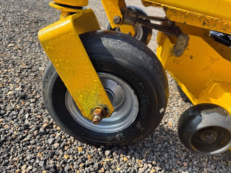 hustler-fastrack-42"-commercial-zero-turn-mower-image-19
