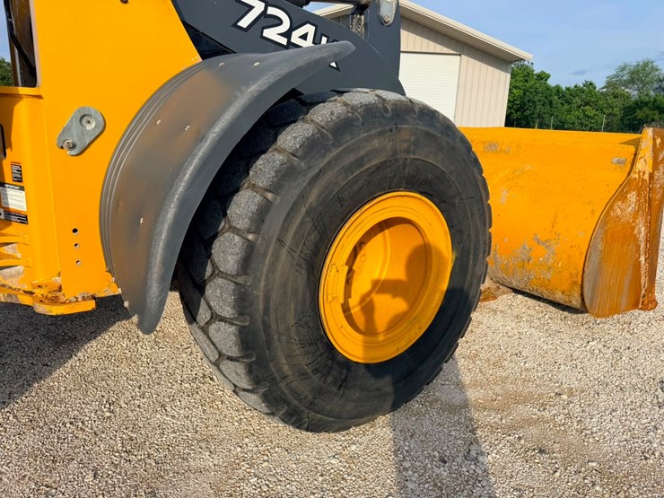 2019-deere-724k-image-33