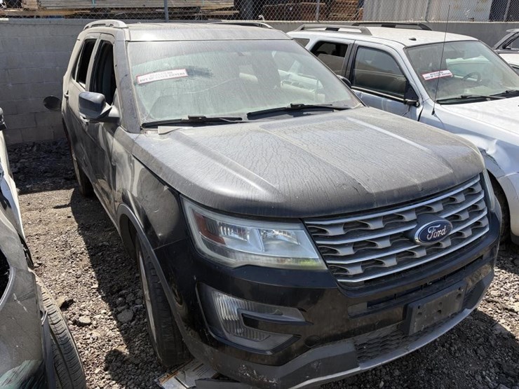 2016-ford-explorer-xlt-image-2