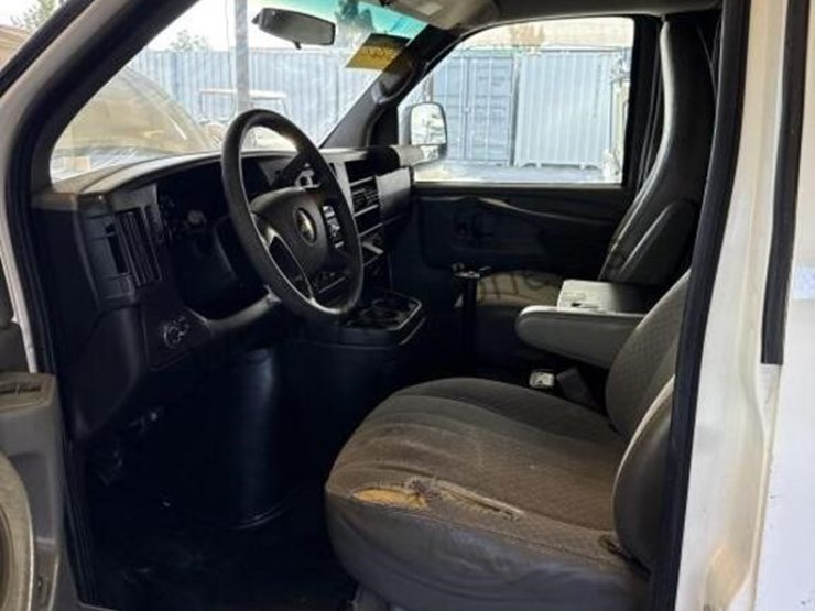 2015-chevrolet-express-2500-image-25