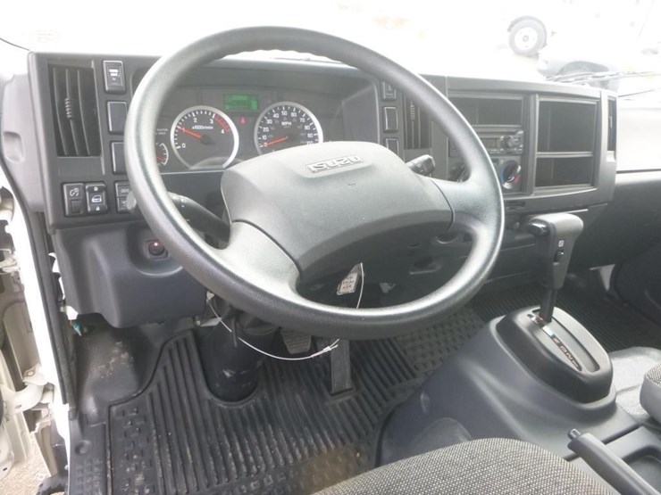 2023-isuzu-nrr-image-16