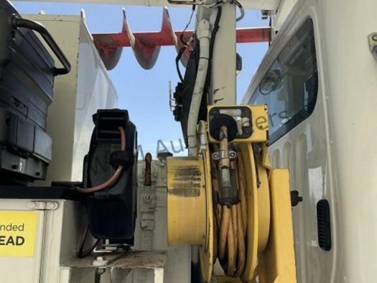 2012-freightliner-m2-106-image-16
