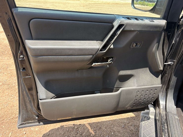 2015-nissan-armada-image-11
