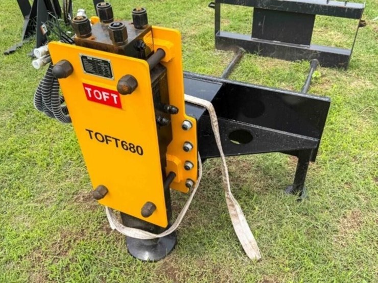 toft-680-hydraulic-skid-steer-post-pounder/driver-image-1