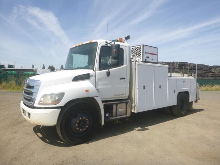 2015-hino-268-image-1