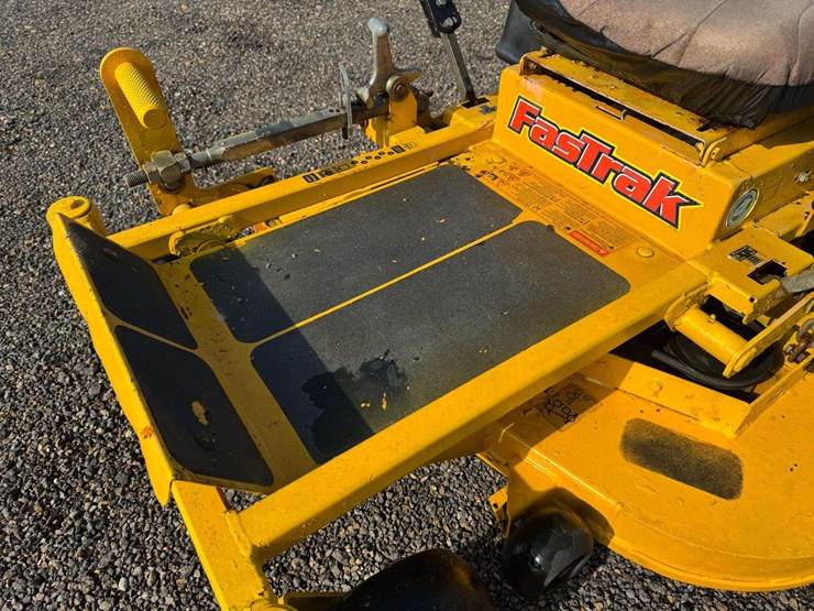 hustler-fastrack-42"-commercial-zero-turn-mower-image-10