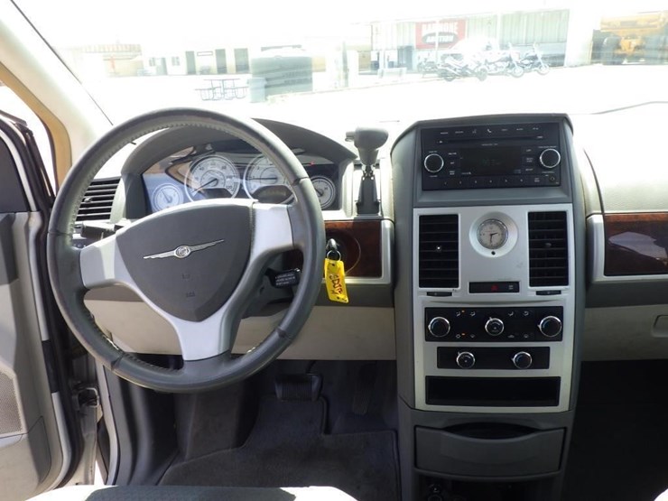 2010-chrysler-town-&-country-image-9