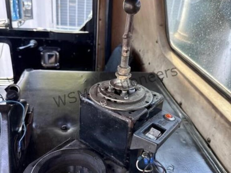 1995-peterbilt-320-image-39