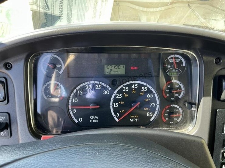 2012-freightliner-m2-106-image-29