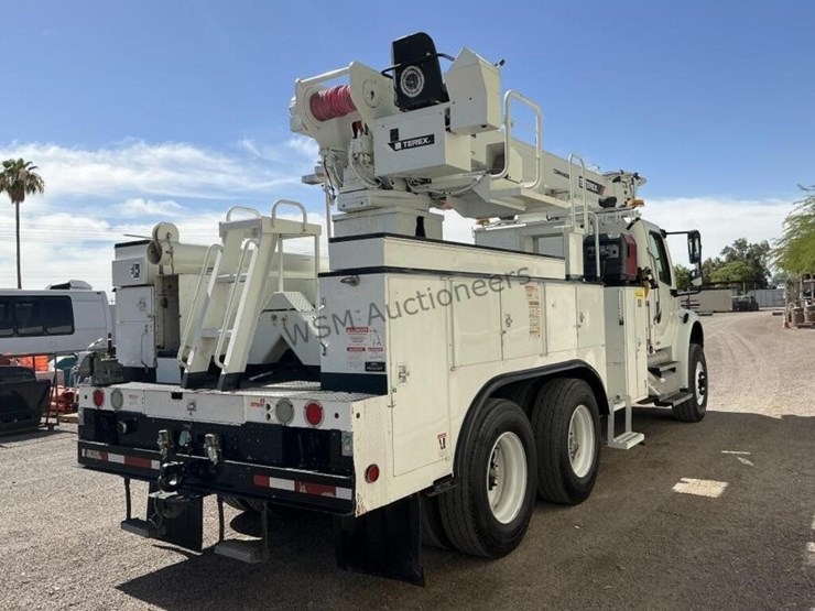 2012-freightliner-m2-106-image-5