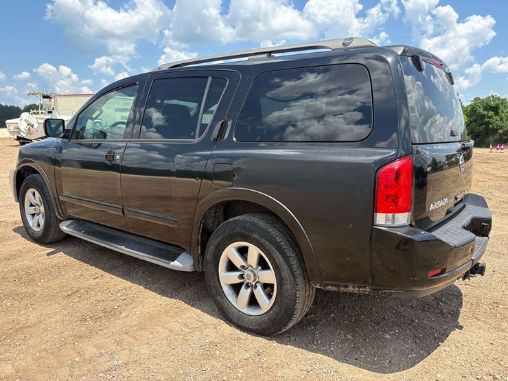 2015-nissan-armada-image-2