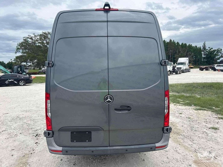 2021-mercedes-benz-sprinter-4500-image-29