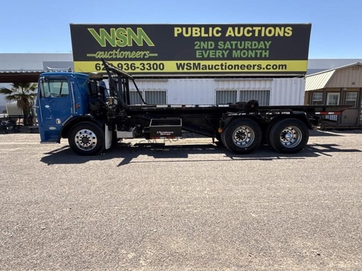 1995-peterbilt-320-image-1